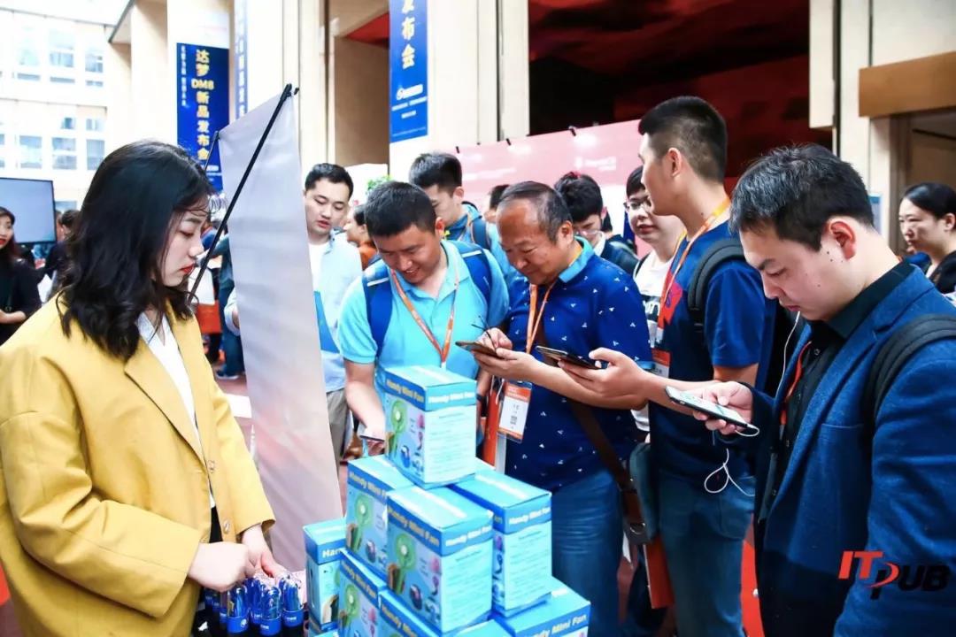 云和恩墨准备的精美礼品