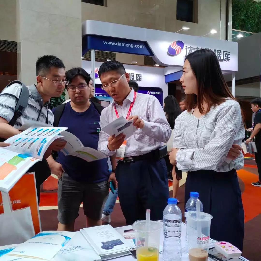 专家在展台现场交流