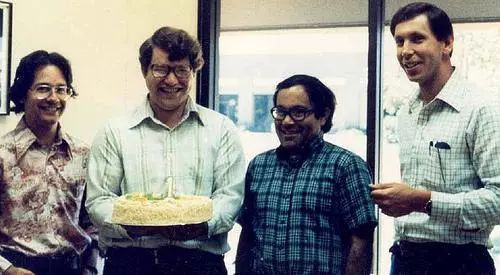 1562645962857067962.jpg   Oracle早期员工，右一是创始人