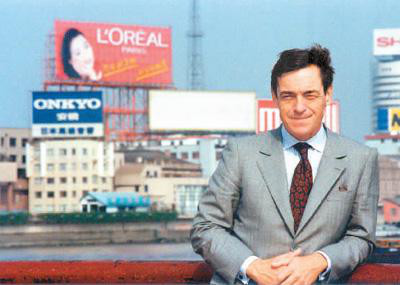 任欧莱雅集团CEO欧文中先生背后都是外企广告